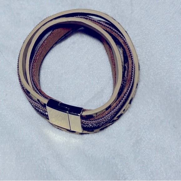 🤎BRAND NEW🤎 Chic Wrap Around Animal Print, Leather and Diamond Bracelets (2) - Picture 7 of 7